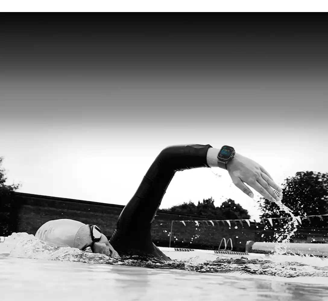 Kép egy emberről, aki épp a medencében úszik, csuklóján az Apple Watch Ultra 3.