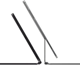2Két iPad Pro készülék Magic Keyboardhoz csatlakoztatva, oldalnézetből, vékony profillal, egy asztrofekete változat hangszórókkal
      és USB-C porttal, félig nyitott helyzetben megdöntve, valamint egy ezüstszínű változat, nyitott helyzetben hátradöntve, így
      megfigyelhető a billentyűzet konzolos lebegő dizájnja, valamint a hangszórók és a mikrofon