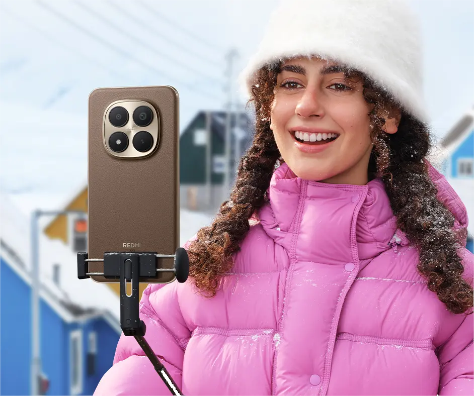 Lány előlapi kamerával videófelvételt készít