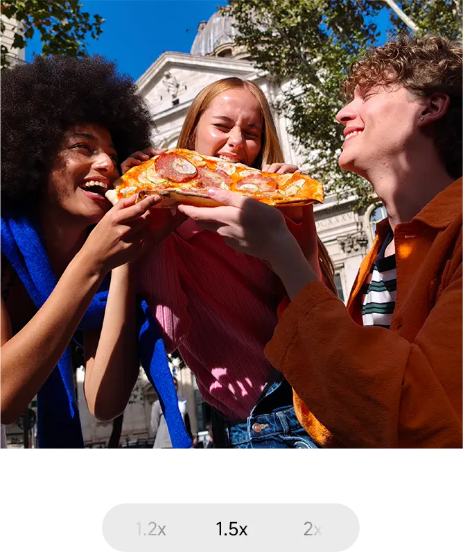 Fiatal emberek pizzát esznek