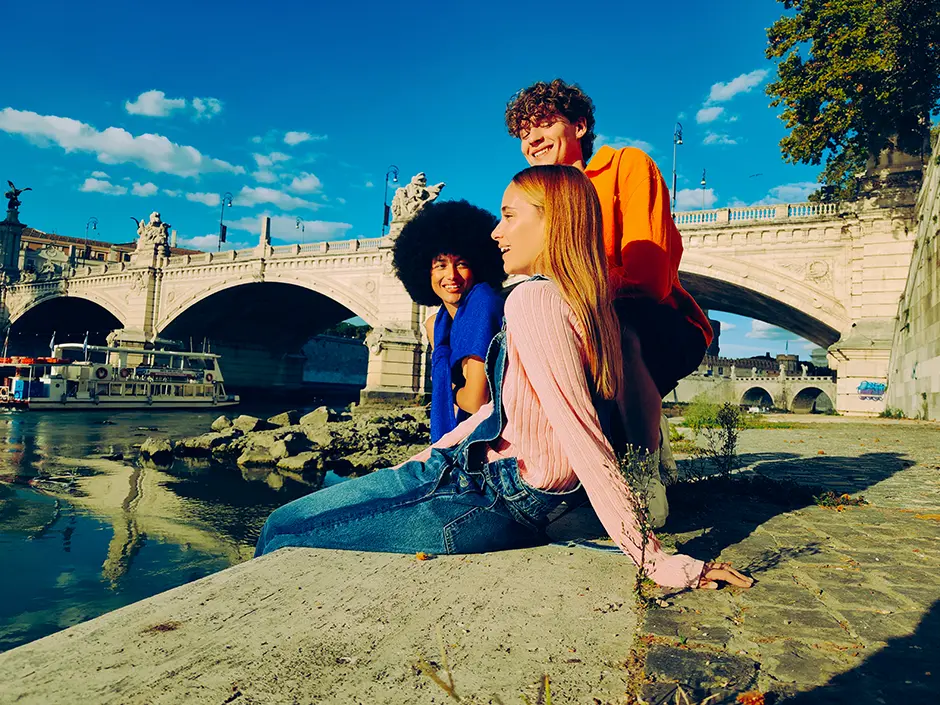 Fiatalok a folyóparton ülnek, effektelt kép