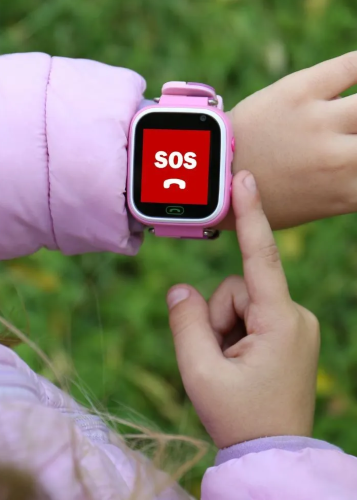 Fekete-fehér kép egy okostelefon képernyőjéről, melyen különböző alkalmazásikonok láthatók, mint például FaceTime, Calendar, Mail, Notes, Clock, Reminders, App Store és egy időjárás widget. Okostelefon, mobilalkalmazások, digitális eszköz, felhasználói fe