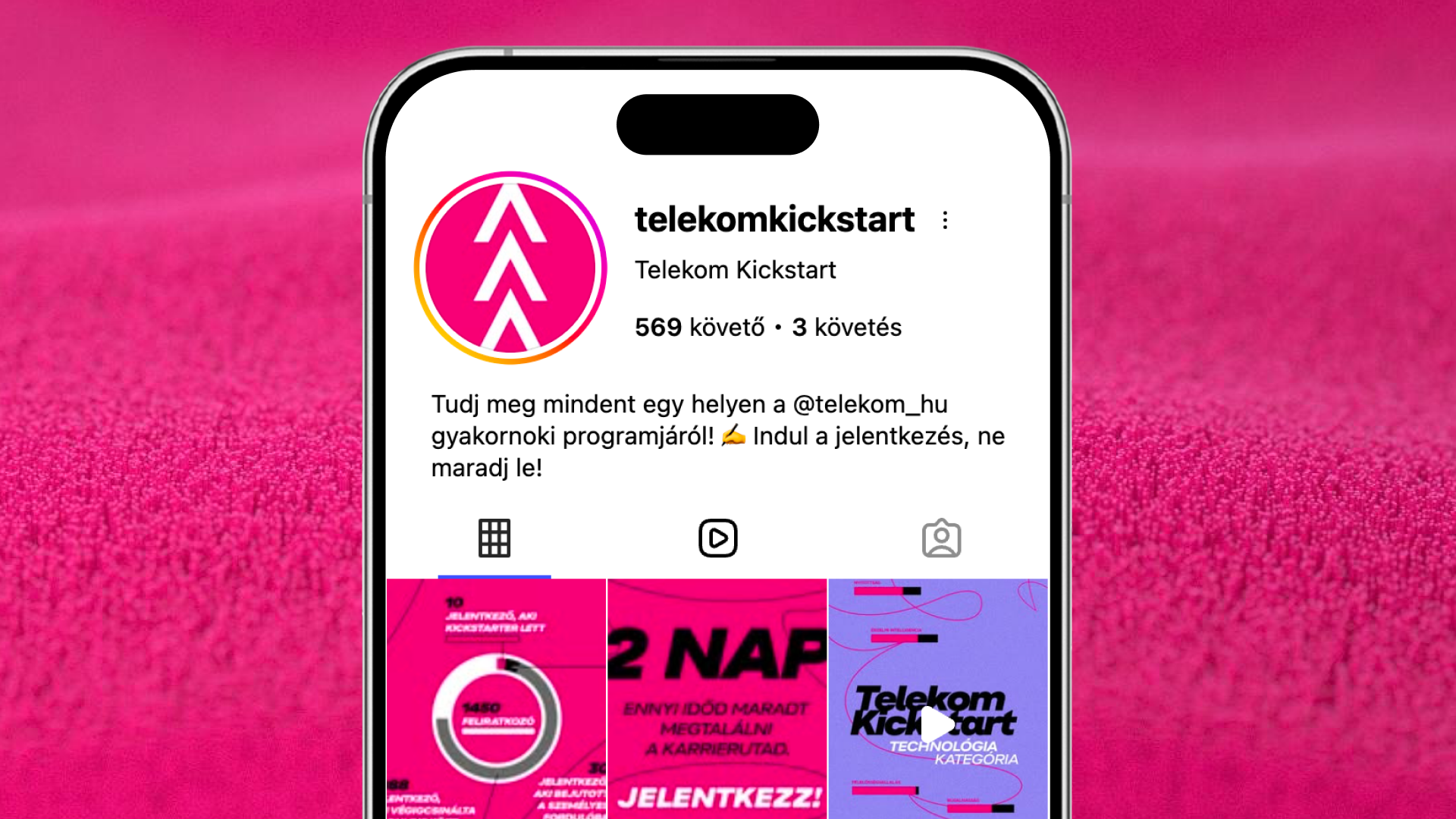 Mobil kijelző, rajta a telekomkickstart Instagram oldalával.